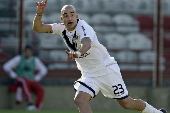 El atacante, uno de los hombres más importantes del cuadro de Liniers, marcó el primer gol.