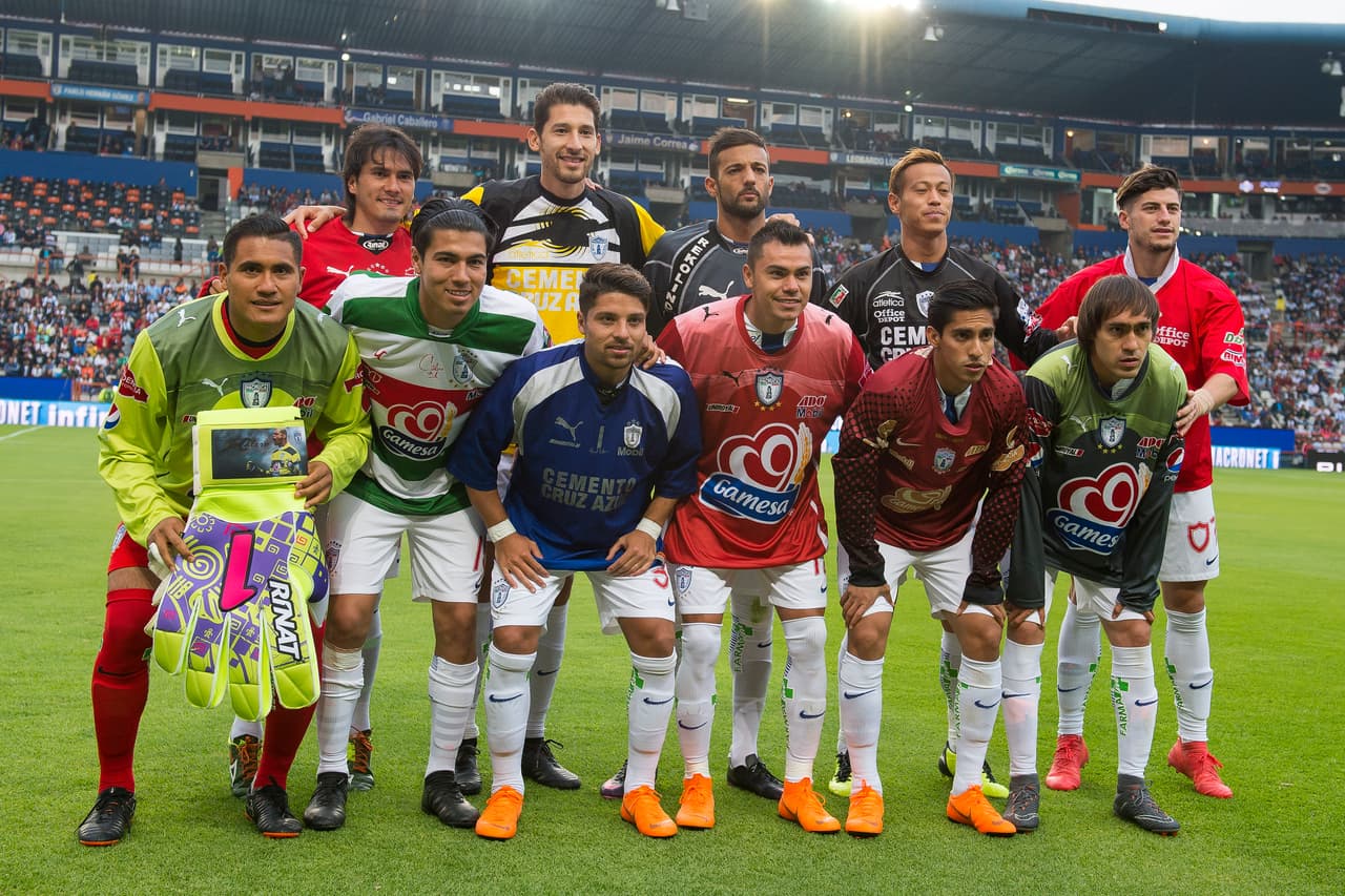 Los jugadores de los Tuzos portaron playeras de portero en homenaje a Miguel Calero