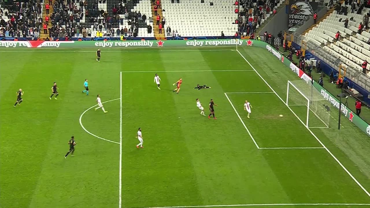 ¡GOL!  anota para Ajax. Sébastien Haller