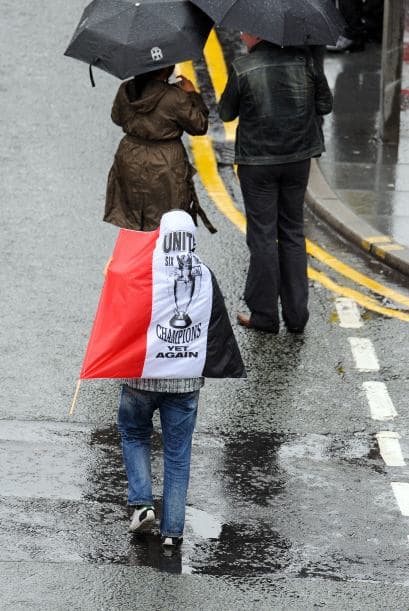 Pese a la lluvia que caía en Manchester, la gente se dio cita desde temprana hora para presenciar el paseo del campeón.