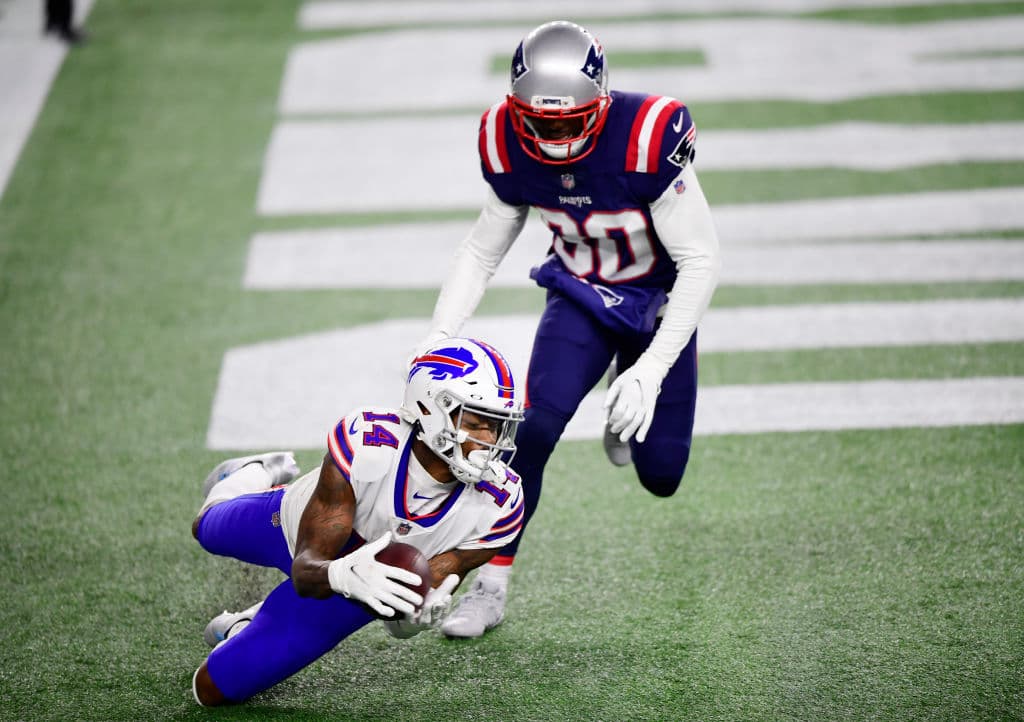 Steffon Diggs supera las 120 yardas por aire y recibe 3 pases de anotación en la victoria 38-9 sobre los New England Patriots.