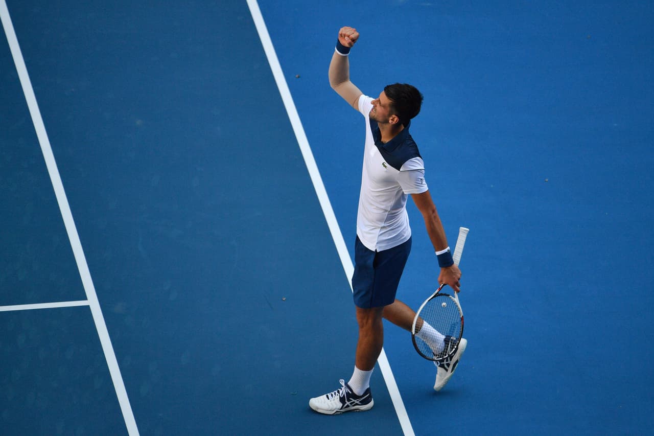Novak Djokovic, quien en Melbourne Park disputa su primer torneo oficial desde su retirada en los cuartos de final de Wimbledon en julio de 2017, cedió el primer set ante un aguerrido rival.