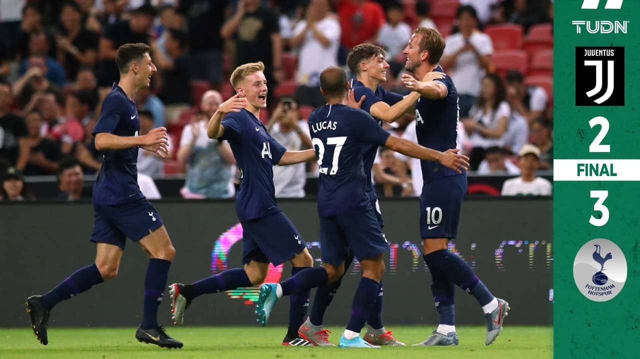 Los jugadores de los Spurs celebran con su capitán por tan soberbio gol.
