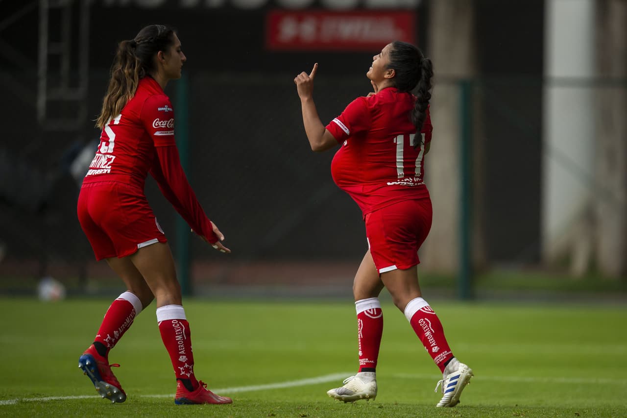 Las Chivas no se tocan el corazón y golean a las Diablas del Toluca para asegurar su lugar en la cima del torneo.