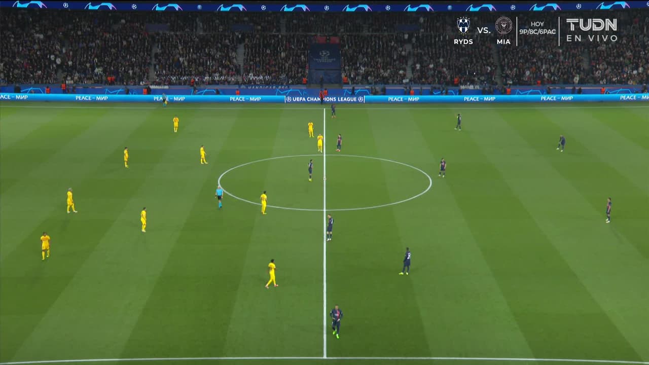 Arranca el partido y la pelota está en juego.