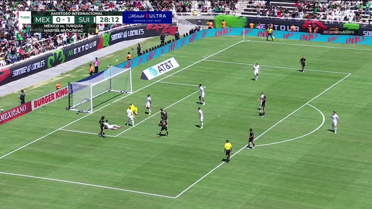 ¡TIRO ATAJADO! disparo por Santiago Giménez.