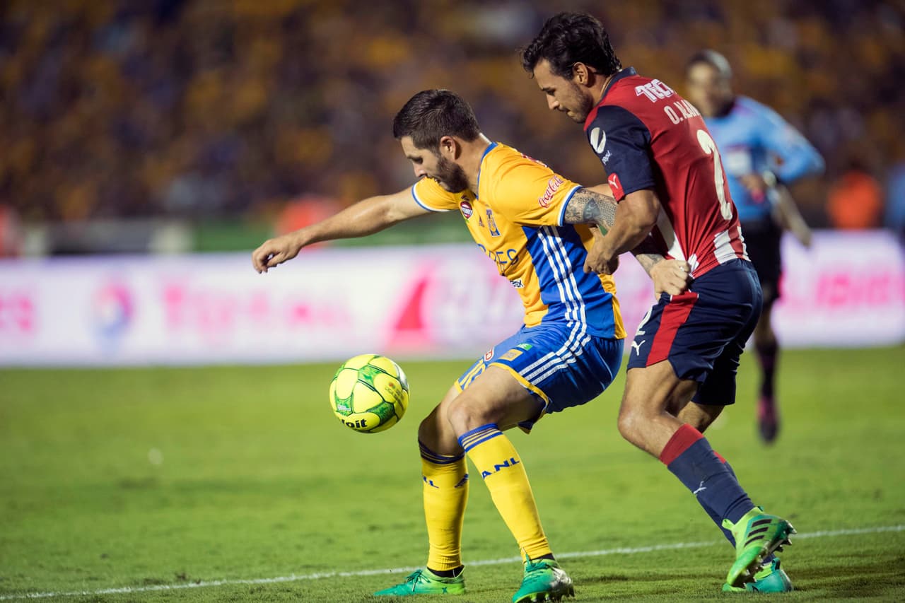 El primer tiempo fue todo de Chivas. El buen planteamiento del "Pelado" Almeyda provocó el dominio del Rebaño Sagrado.
