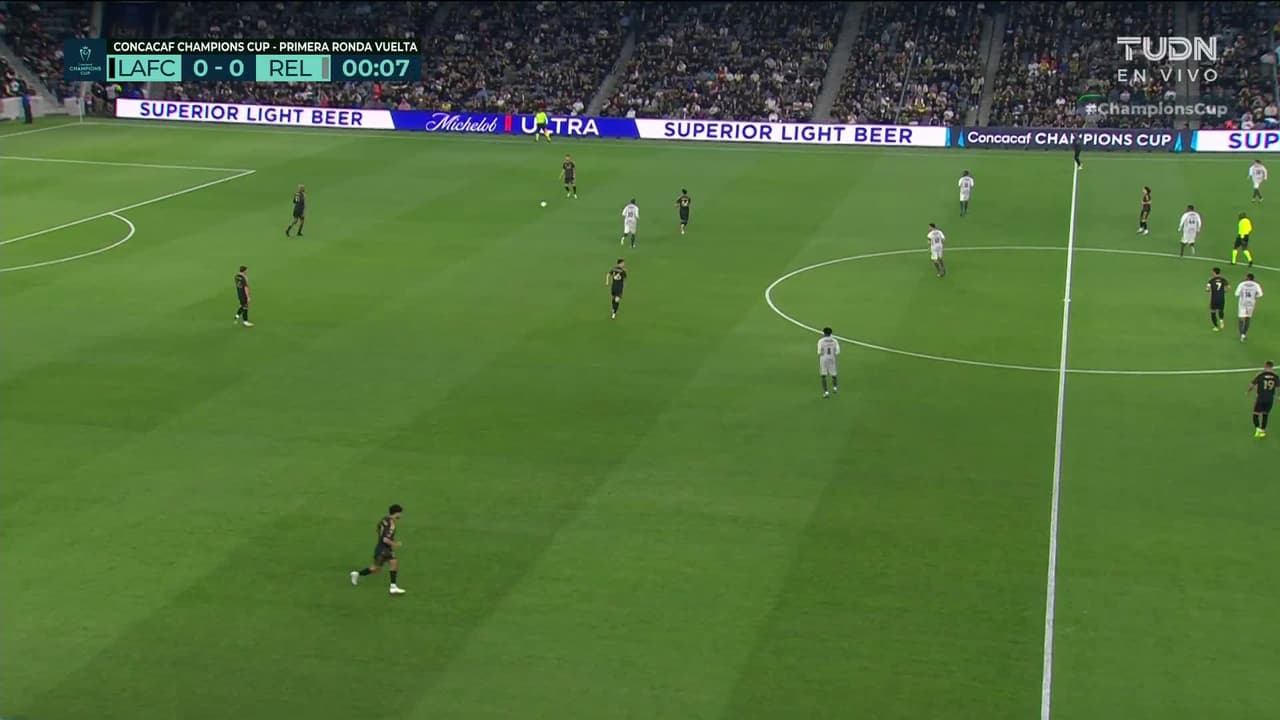 Arranca el partido y la pelota está en juego.