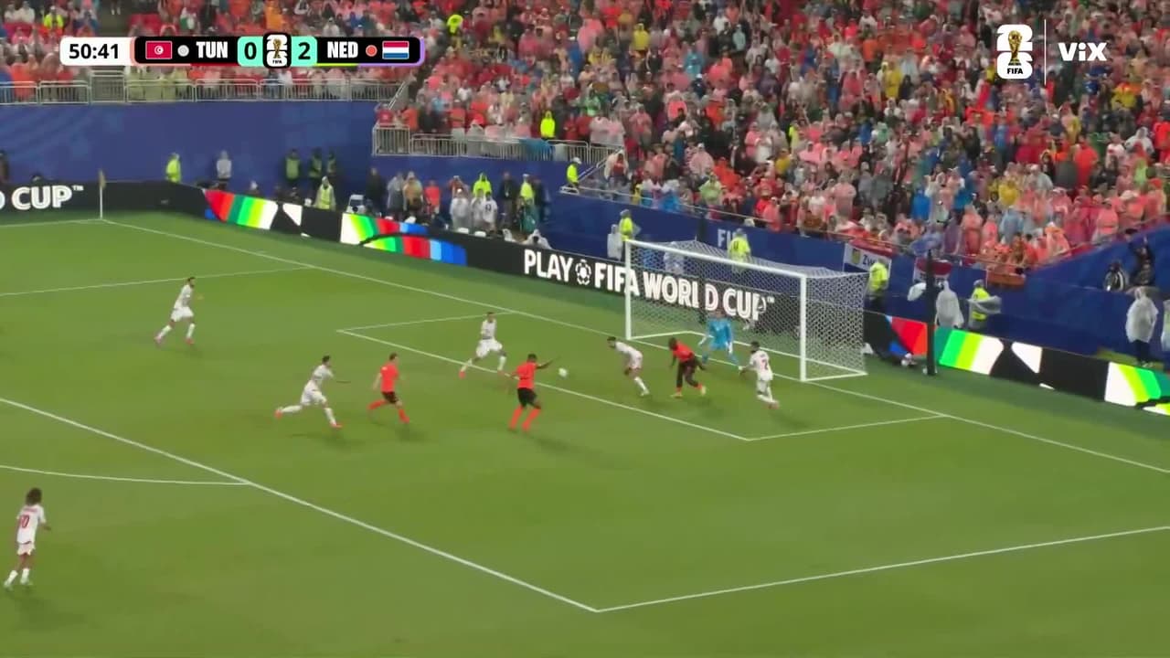 ¡Rechace defensivo de Túnez! Dumfries dispara y el balón se estrella