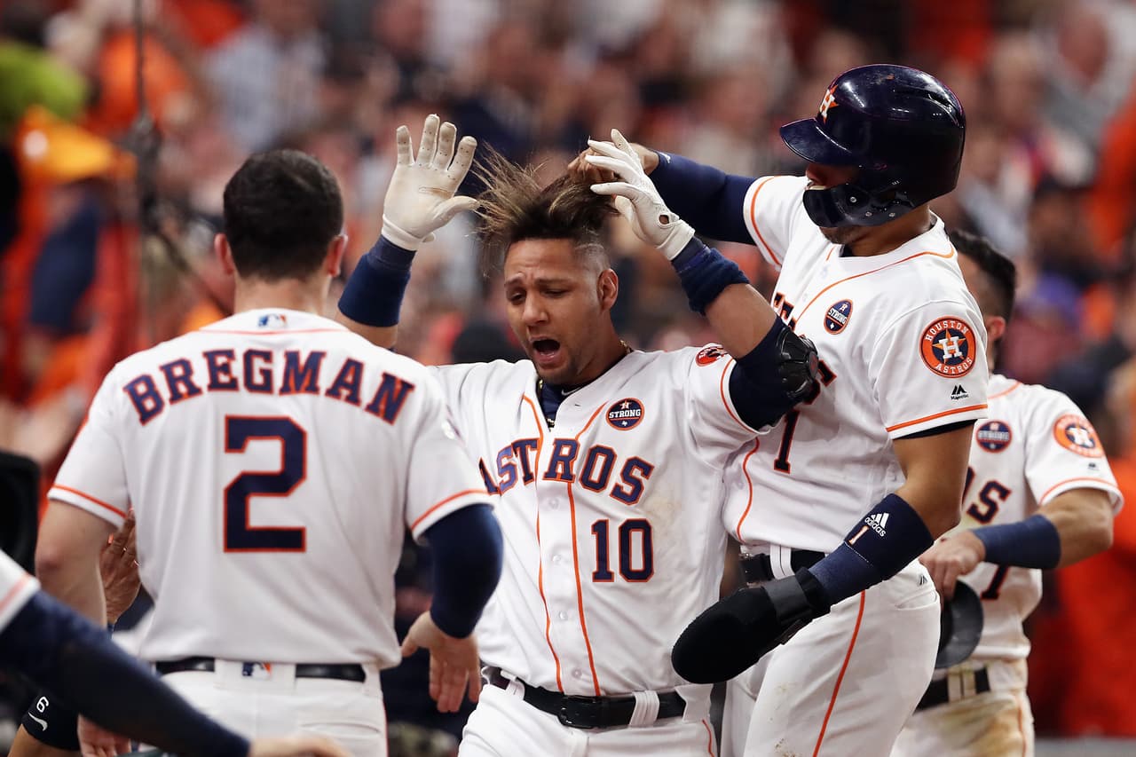 El cubano Yuli Gurriel continúa con una gran Serie Mundial. El primera base pegó un HR de 3 carreras en la cuarta entrada además de un larguísimo doblete en la novena entrada.