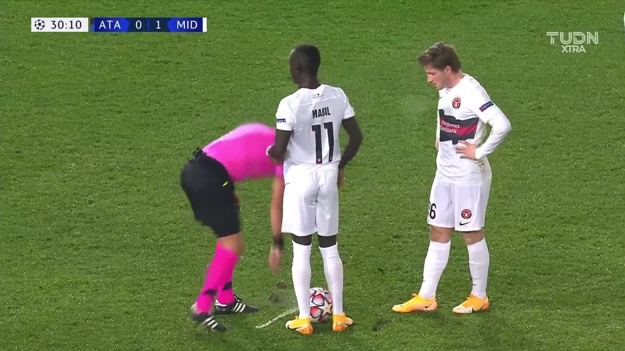 ¡TIRO ATAJADO! disparo por Awer Mabil.