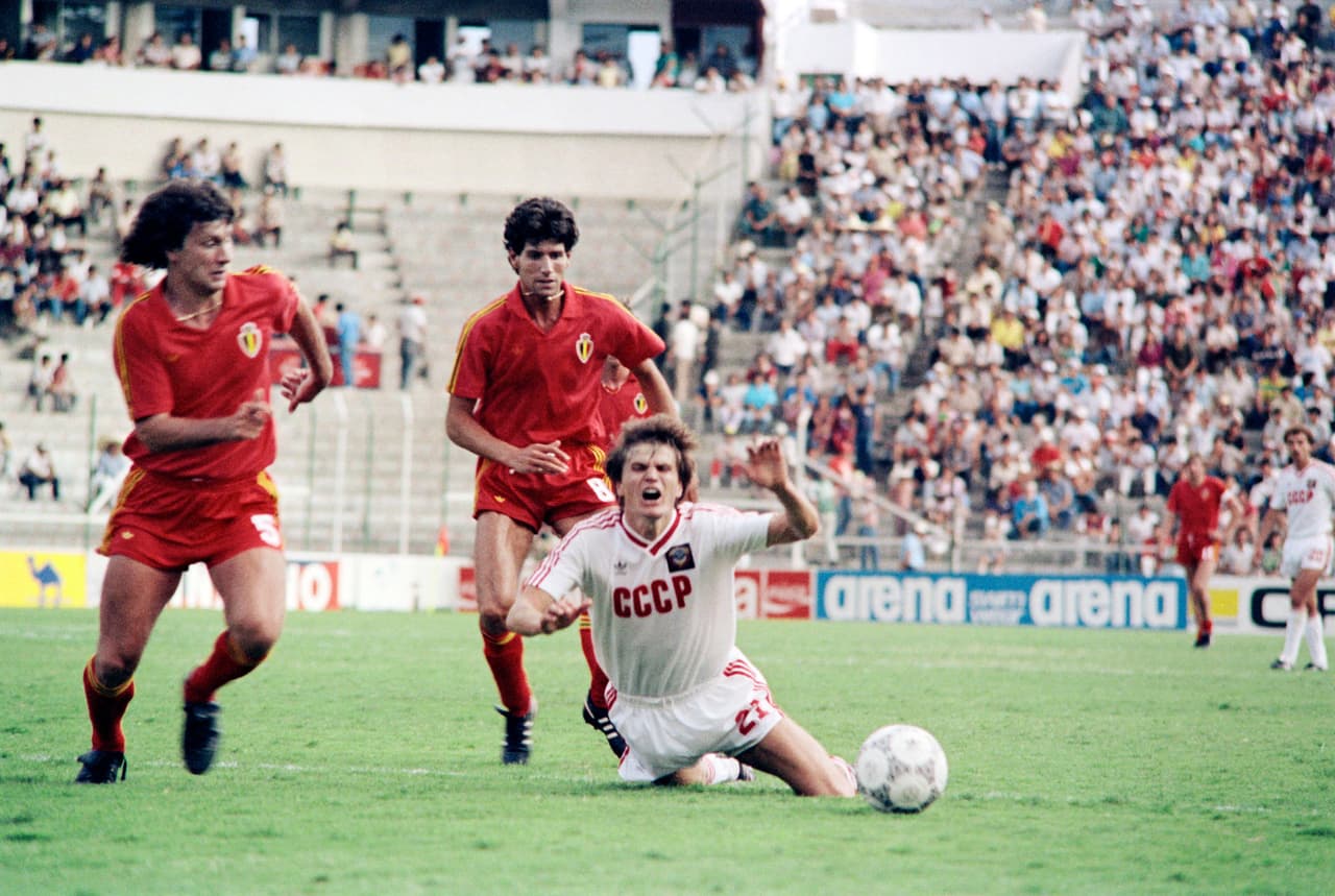 En octavos de final, Bélgica se enfrentó contra Unión Soviética y lo venció 4-3 en tiempo extra, en un partido intenso que en tiempo reglamentario igualó 2-2.