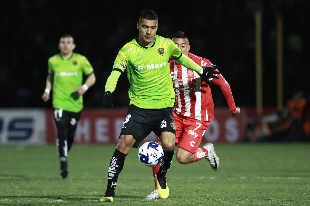 Victor Velázquez (39') y Martin Rabunal (48') le dan la tercera victoria del torneo a los Bravos.