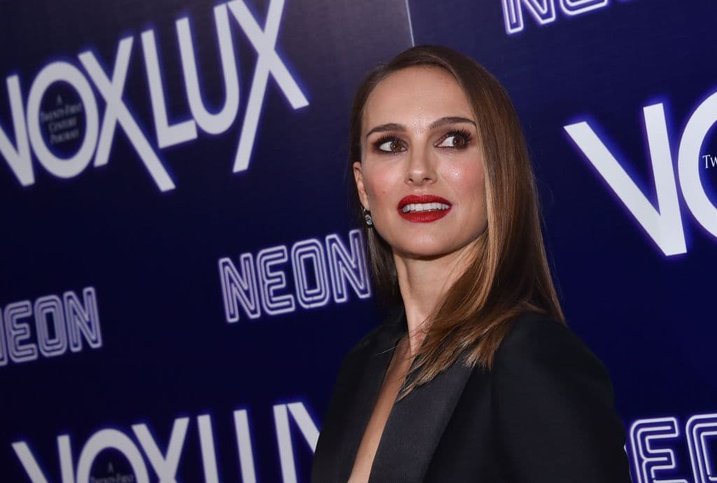 Leon (1994) - Mathilda es una niña de doce años que no se lleva bien con su familia, excepto con su hermano pequeño. Su padre es un narcotraficante que hace negocios con Stan, un corrupto agente de la D.E.A.
<br>