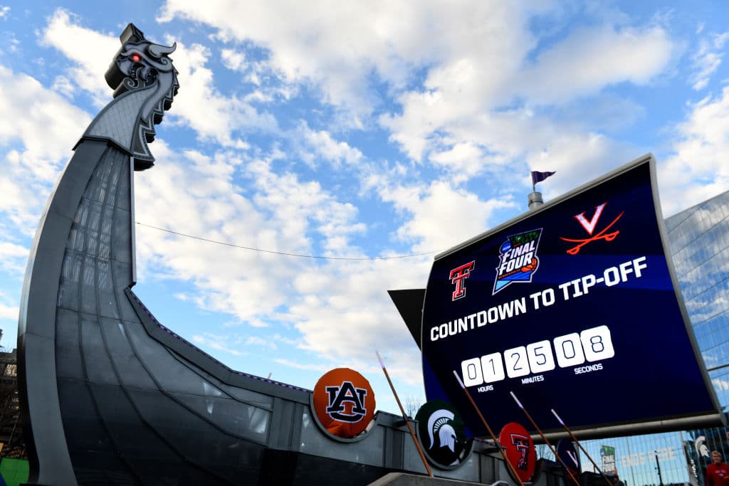 Un increíble ambiente el que se vivió dentro y fuera del US Bank Stadium previo al Juego por el Campeonato Nacional del básquetbol universitario entre los Texas Tech Red Raiders y los Virginia Cavaliers.