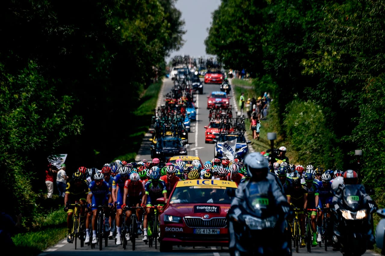 Espectaculares postales las que siempre brinda esta prueba, llamada la prueba reina del ciclismo de ruta, aunque habrá quien defienda también el encanto del Giro a Italia y la Vuelta a España.