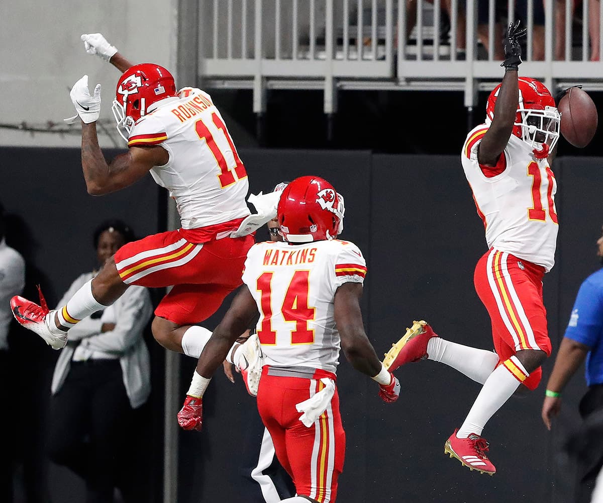 Los Kansas City Chiefs también ganaron a domicilio, 28-14 sobre los Atlanta Falcons. El ala cerrada Tyreek Hill (derecha) celebra su anotación en el partido.
