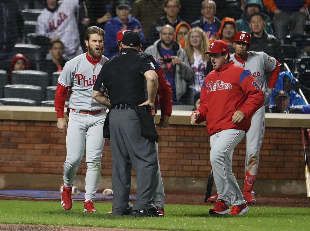 Toda esa vociferación hizo que el juez detrás de home plate Mark Carlson decidiera echar a Bryce Harper, quien como una centella salió corriendo desde el dugout a confrontarlo.