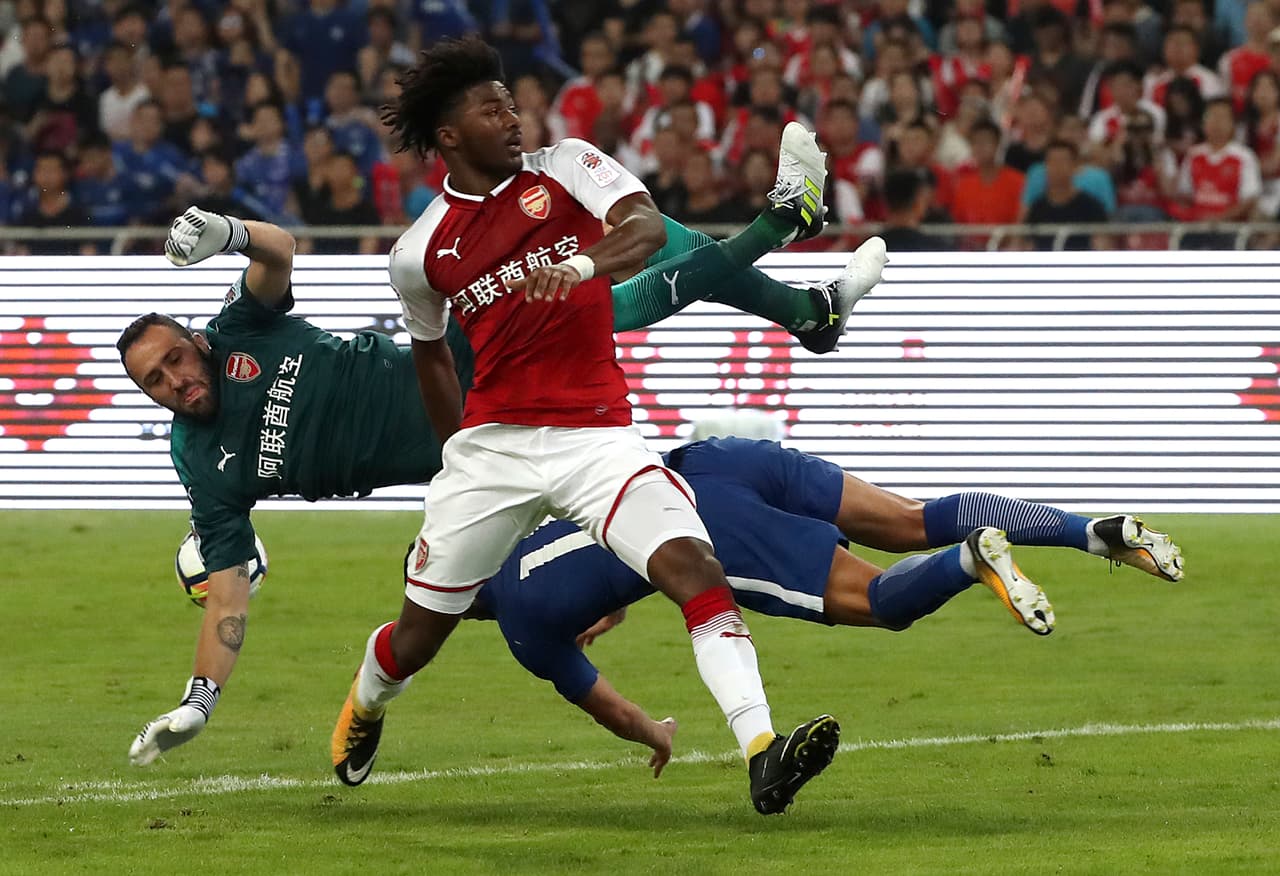 El encuentro entre arquero y delantero generó la caída libre del atacante, sin poder protegerse.