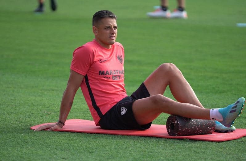 ‘Chicharito’ no entrenó con Sevilla y su salida es inminente