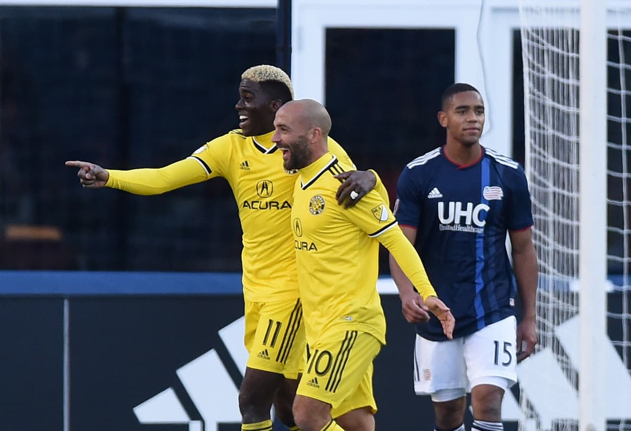 Gyasi Zarder celebra junto a Federico Higuaín uno de los dos goles que el delantero marcó a New England Revolution el sábado.