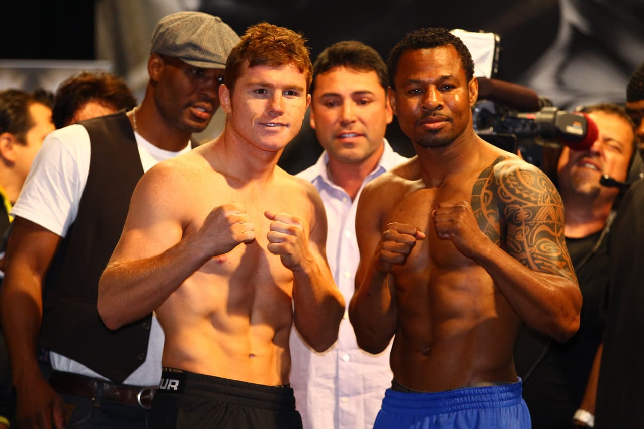 <b>9) Su primer gran reto</b>. No cabe la menor duda de que la primera gran prueba de fuego para Álvarez vino el 4 de mayo de 2012 cuando Canelo se enfrentó a Shane Mosley, aunque en pleno declive y en la parte final de su carrera. Pero canelo salió avante al vencer por decisión unánime al experimentado peleador estadounidense.