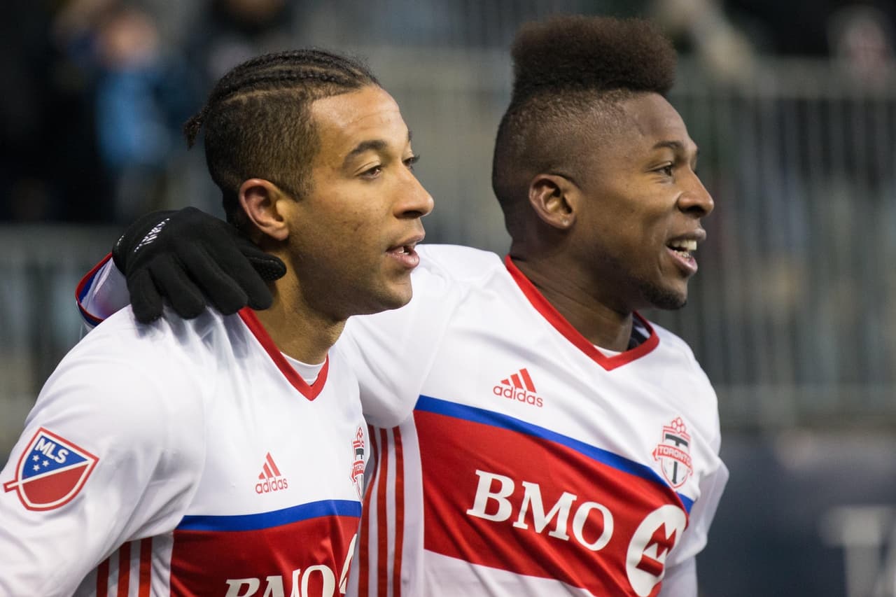 Trenzas para Justin Morrow y afro preciso para Armando Cooper.