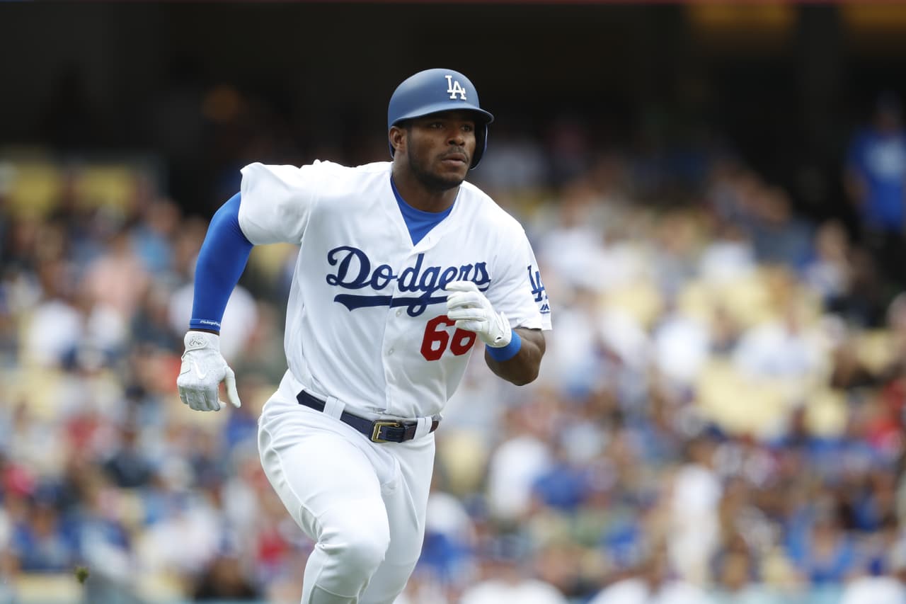 Yasiel Puig les mostró el dedo medio a unos seguidores tras conectar un cuadrangular.