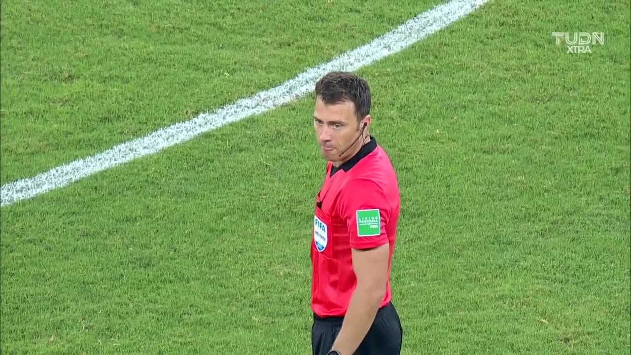 Arranca el partido y la pelota está en juego.