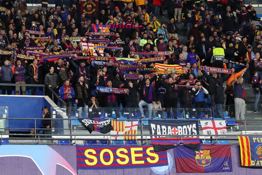 La afición del Barcelona, menos numerosa, hizo el viaje a Italia para alentar a su equipo en la ida de los octavos de final.