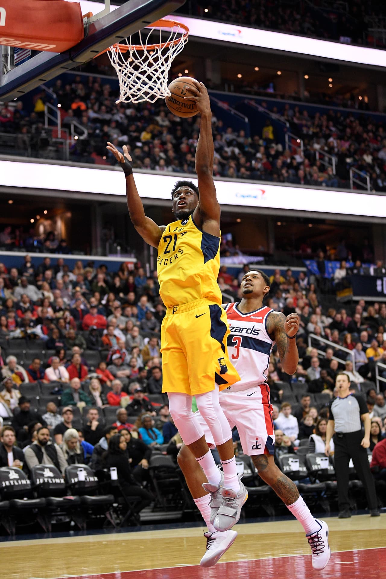 Thaddeus Young (centro) aportó con 22 puntos al triunfo de Indiana Pacers 119-112 sobre Washington Wizards.