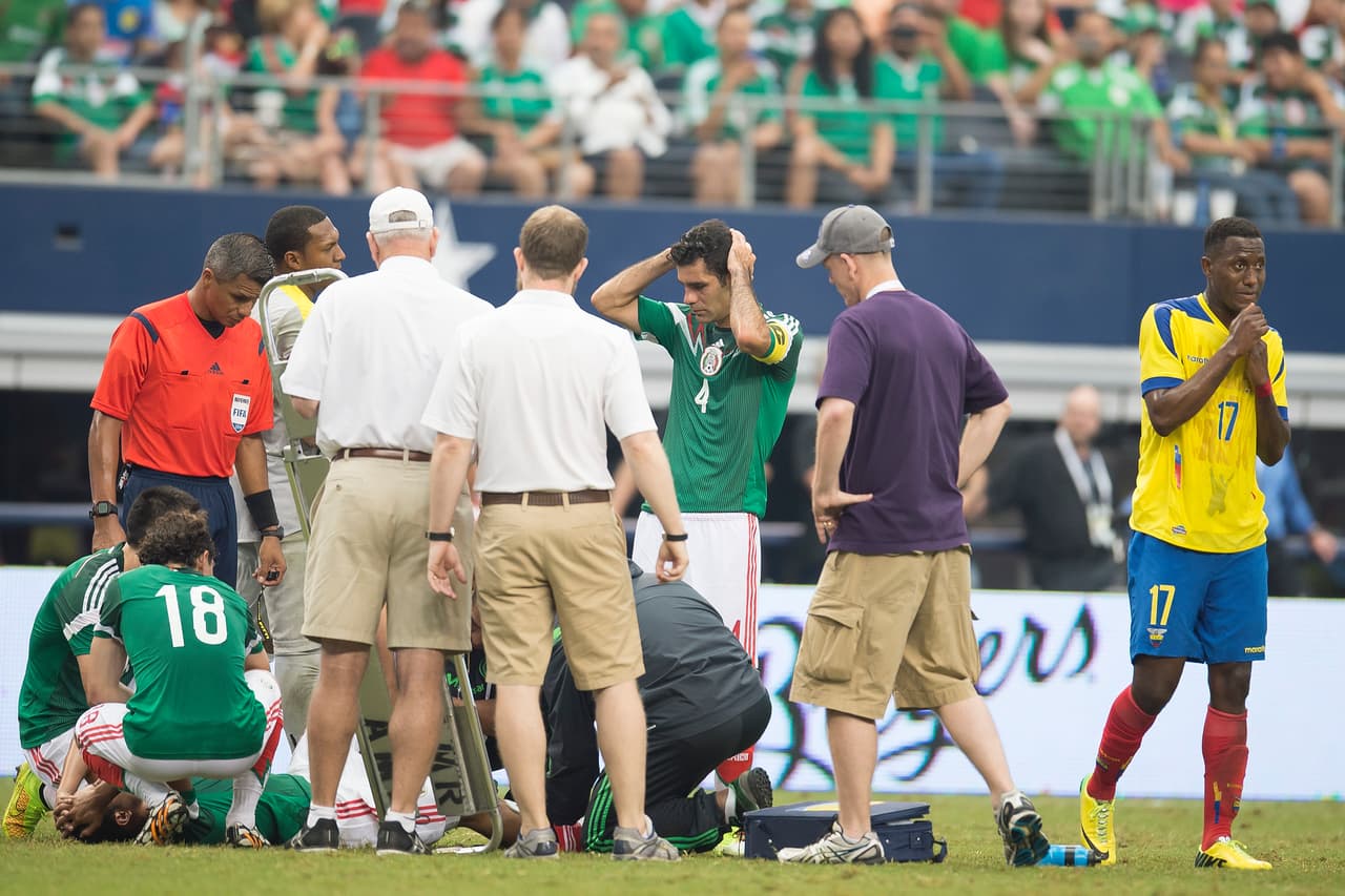 La incredulidad de sus compañeros, entre ellos el capitán Rafael Márquez, fue evidente, en medio de una decepción gigante.