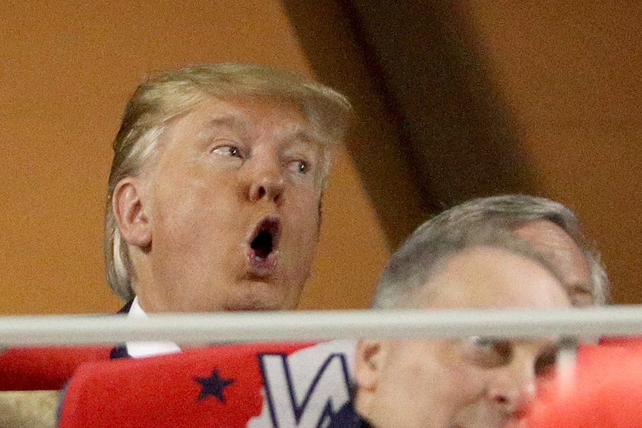 Trump sonrió ante lo sucedido y disfrutó del partido en uno de los palcos del estadio.
