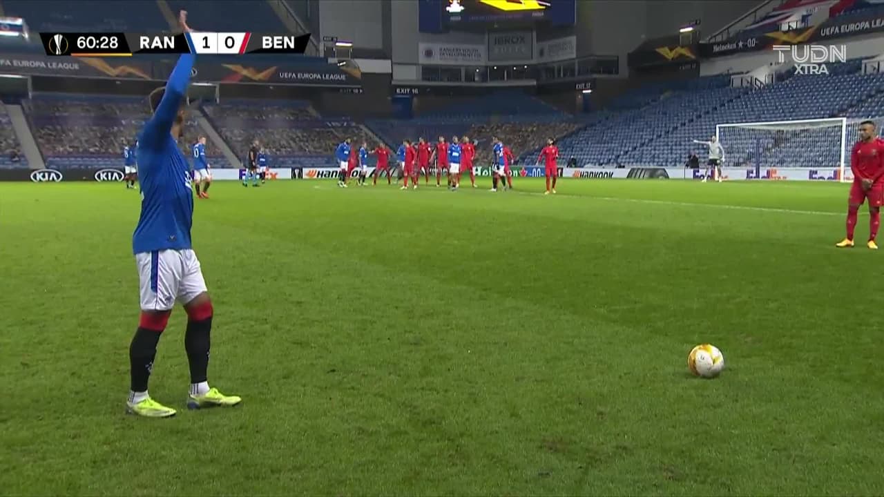 ¡TIRO ATAJADO! disparo por Leon Balogun.