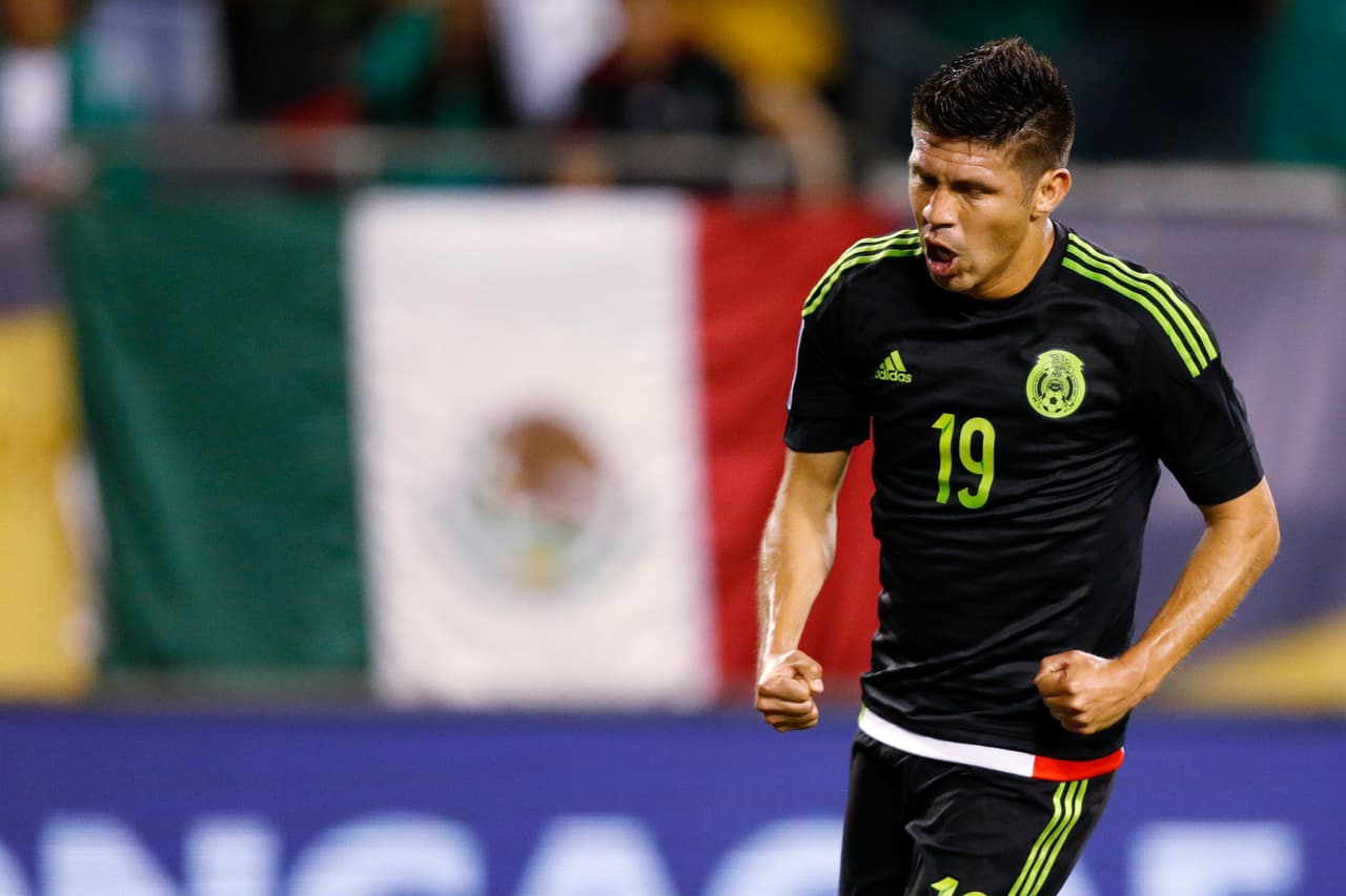 Oribe Peralta: Al igual que Carlos Vela, Peralta no fue certero en el último toque y se perdió goles claros, aunque fue muy certero en algunos pases que sus compañeros no supieron capitalizar. Lo que destaca fue su actitud en el campo, pero al final se salvó de que lo expulsaran por una entrada criminal sobre su rival. Calificación 8.