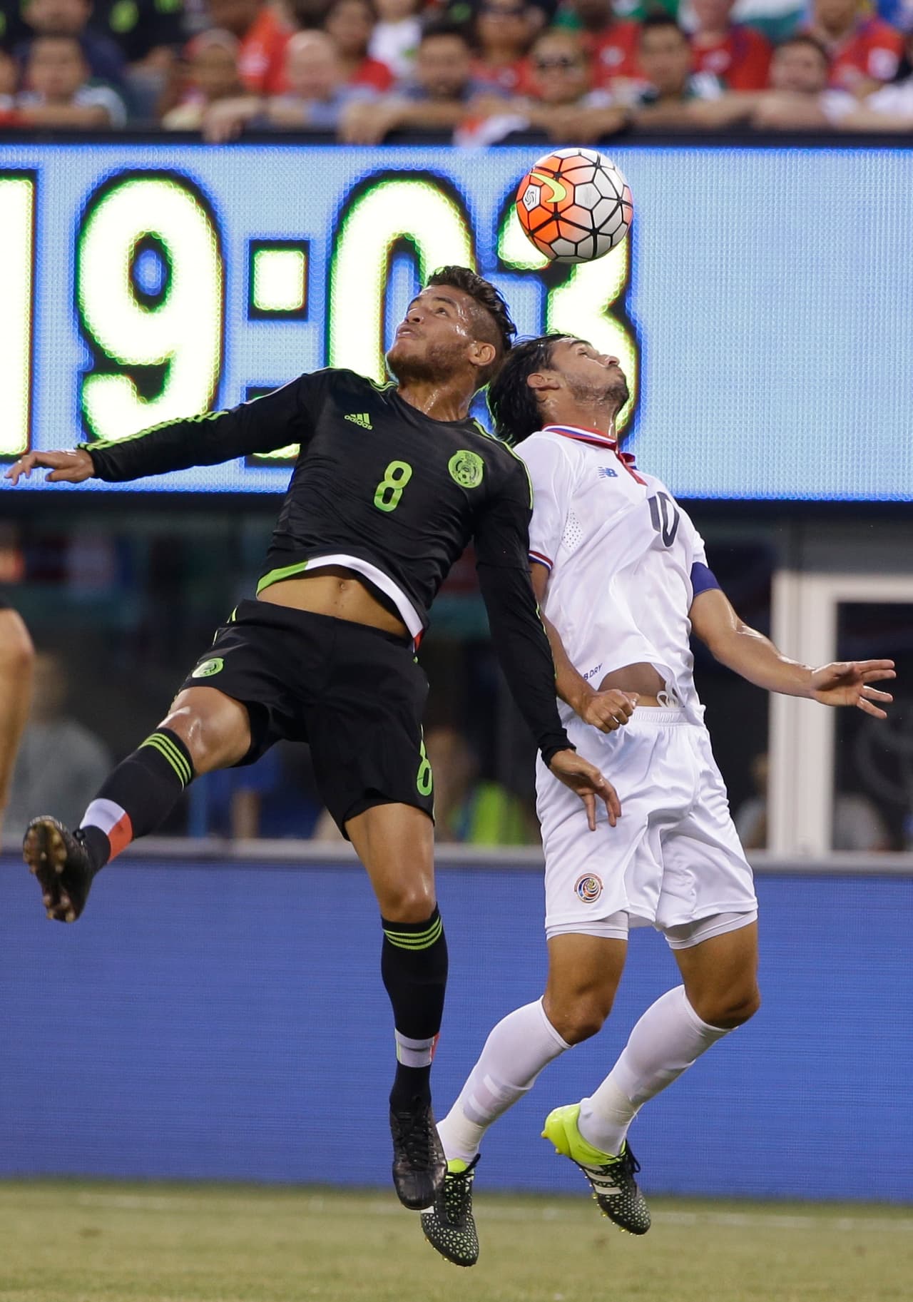 Jonathan Dos Santos. El otro mediocampista mexicano comenzó el juego siendo muy peligroso, se movía por todo el campo y daba buenos pases, pero al paso de los minutos se fue perdiendo en el partido y dejó de pesar. Calificación 8.