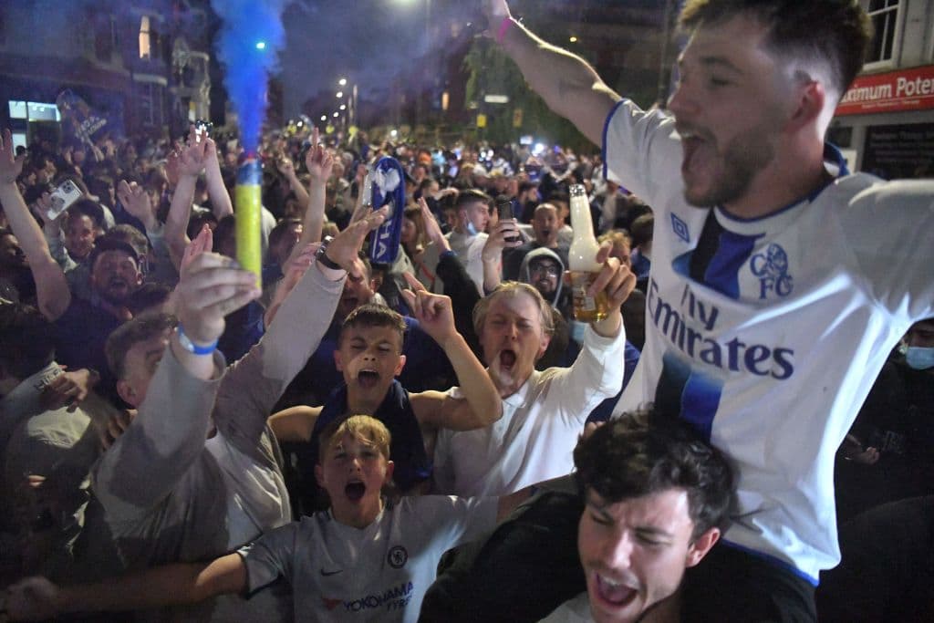 Los aficionados del Chelsea salen de sus casas para celebrar en las calles su segundo título de la UEFA Champions League.