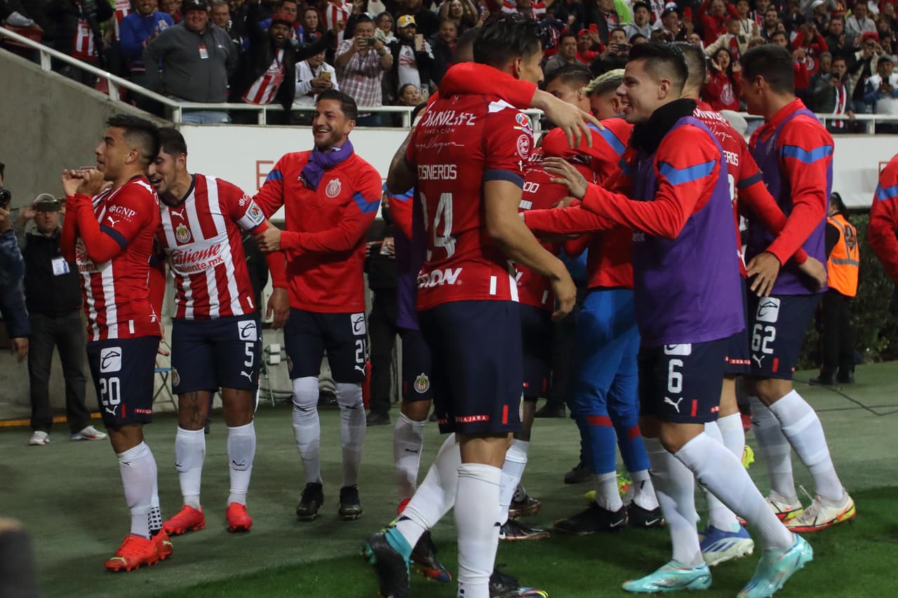 El festejo del primer gol de Chivas como local en el Clausura 2023, los jugadores 'estallaron' de júbilo.