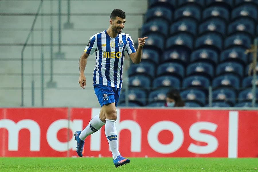 El Porto golea al Portimonense por 3 goles a uno. Beto Betuncal abrió el marcador a favor de los de Portimão, pero Mbemba se encargó de igualarlo casi al finalizar la primera mitad, Fueron los goles de Taremi y Oliveira que le dieron la victoria al equipo del 'Tecatito' Corona en la Primeira Liga de Portugal.