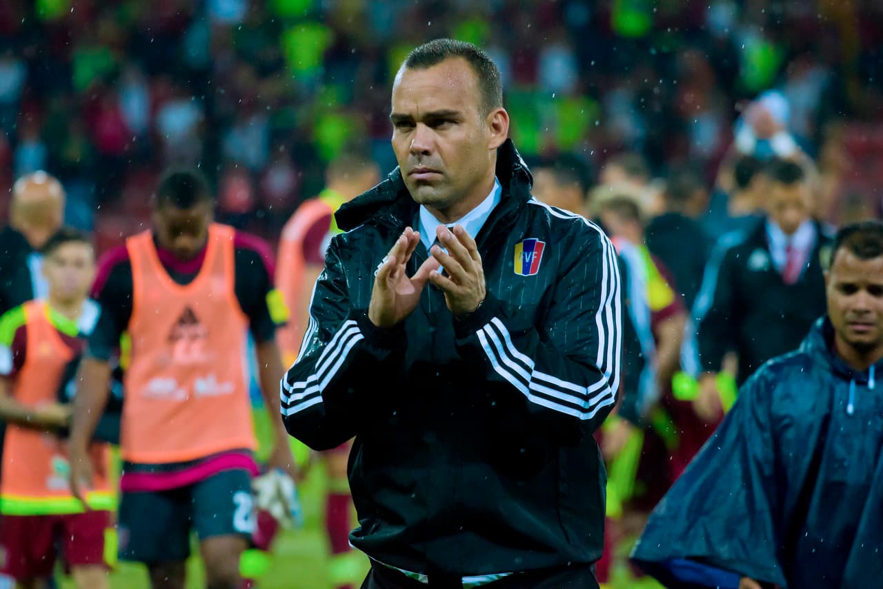 MERIDA, VENEZUELA - SEPTEMBER 06: Rafael Dudamel headcoach of Venezuela claps his hands during a match between Venezuela and Argentina as part of FIFA 2018 World Cup Qualifiers at Metropolitano Stadium on September 06, 2016 in Merida, Venezuela. (Photo by Yaikel Dorta/LatinContent/Getty Images)