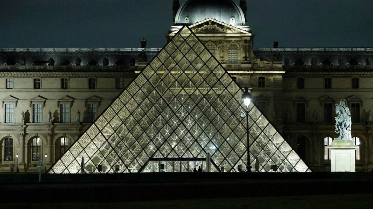 Renuncia la directora del Louvre tras el mediático robo de las Joyas de la Corona en París