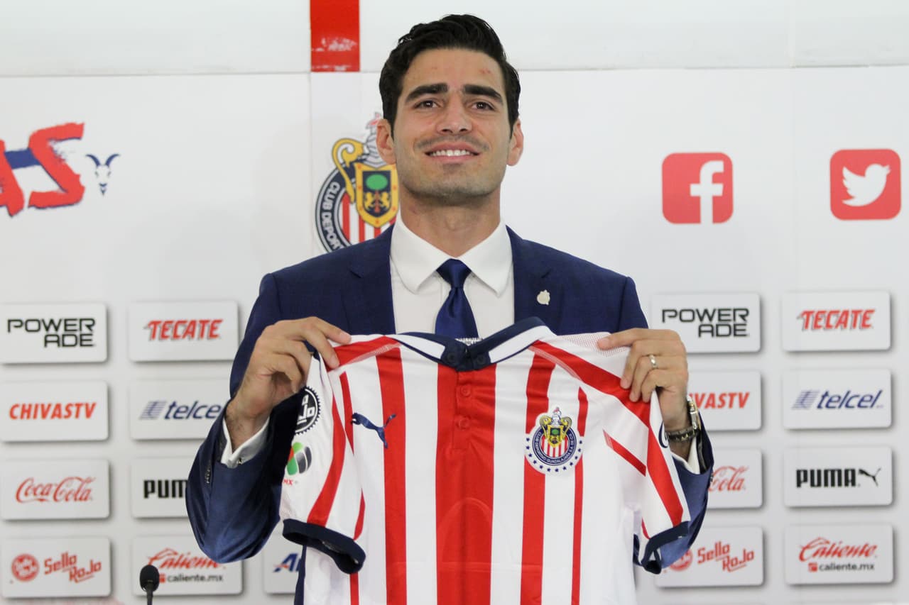 Jugó dos años a muy buen nivel en Portugal con el C.D. Feirense y ahora regresó a la Liga MX para jugar con Chivas.