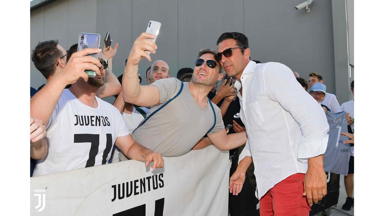 El sueño de miles de aficionados de la Juventus, y quizás del propio Gianluigi Buffon, se hizo realidad. El histórico portero regresó al club de Turín y este jueves causó euforia entre quienes lo acompañaron en esta jornada.