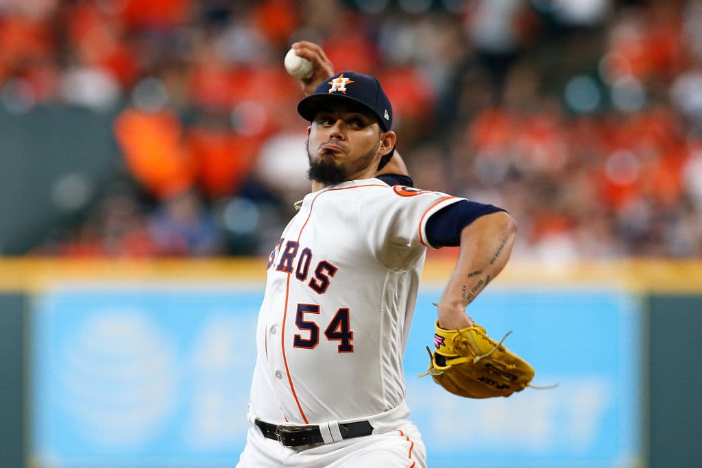 El cerrador mexicano Roberto Osuna fue blanco de confrontaciones por parte de un fanático que le reprochó por los cargos en su contra por violencia doméstica, pero se encontró con una buena noticia.