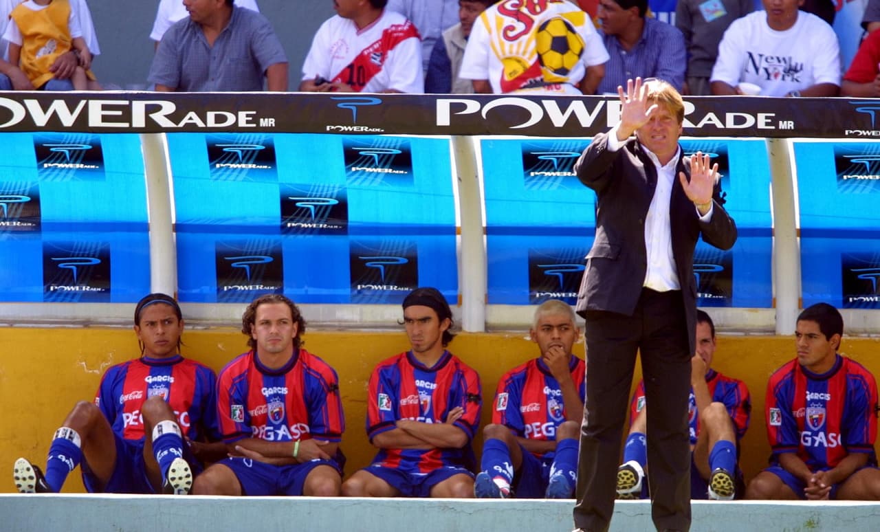 Con 34 años, Herrera recibió su primera oportunidad como técnico precisamente con Atlante. Su liderazgo ayudó mucho a este paso hasta 2004. Tuvo una segunda etapa como DT de 2010 a 2011.