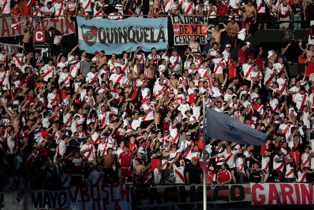 Los fanáticos de River Plate esperaron varias horas por la final de la Copa Libertadores contra Boca Juniors, juego suspendido luego de la agresión al vehículo del equipo Xeneize camino al estadio.