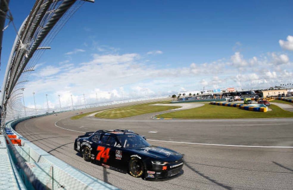 En el capó, el vehículo tenía pintada una bandera de Estados Unidos en blanco y negro, con una línea azul, en apoyo a los policías y a las fuerzas del orden público.
