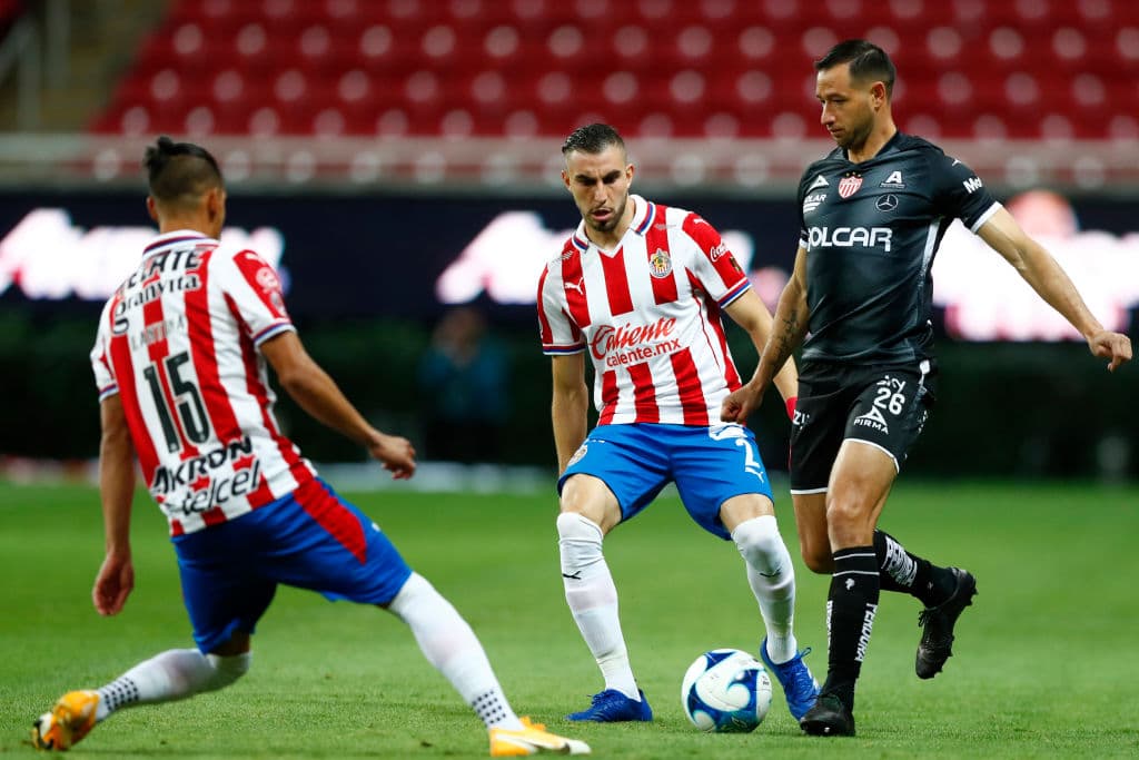 Ian González (39’) adelantó a los visitantes con un caño sobre Gudiño. Angulo (45+1’) emparejó los cartones tras recibir una asistencia de Brizuela. JJ Macías (53’) apareció para marcar autogol y regresarle la ventaja a los Rayos; volvió a aparecer al 90+4’ para redimirse y rescatar un punto en casa. Necaxa llegó a 5 unidades y Chivas se queda con 6.