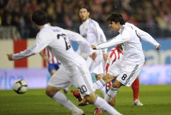 Kaká adelantó al Real Madrid con este disparo desde afuera del área.
