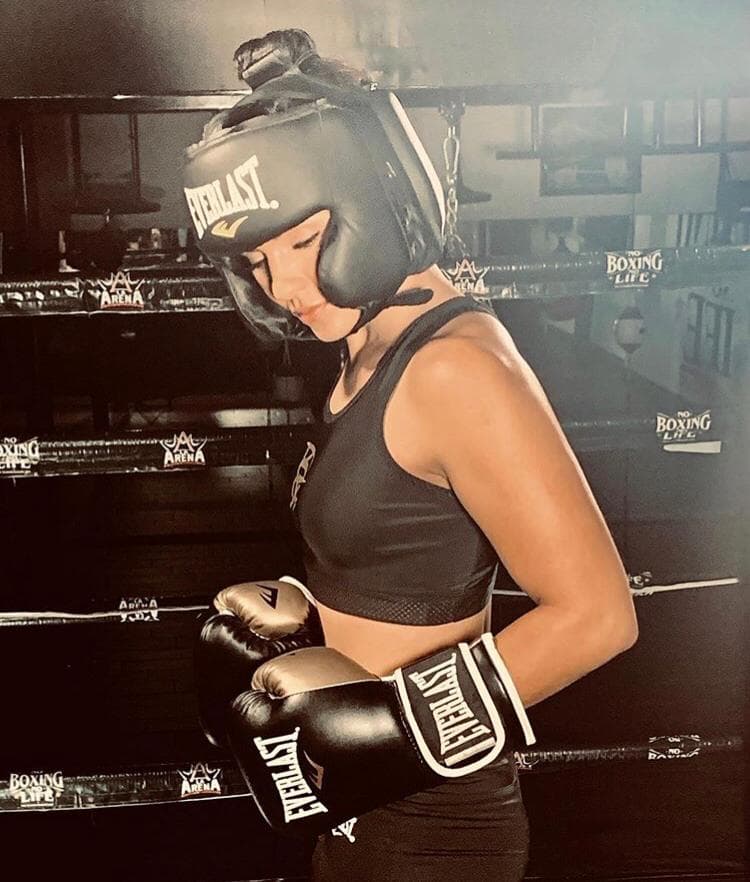 Diana “La Bonita” Fernández afina detalles tácticos y técnicos con su manager Rubén Lira.